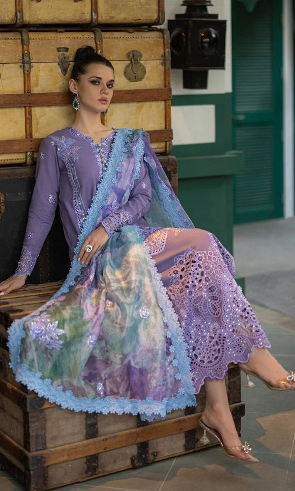 Lawn chiken kari 3p unstitched heavy embroidered suit